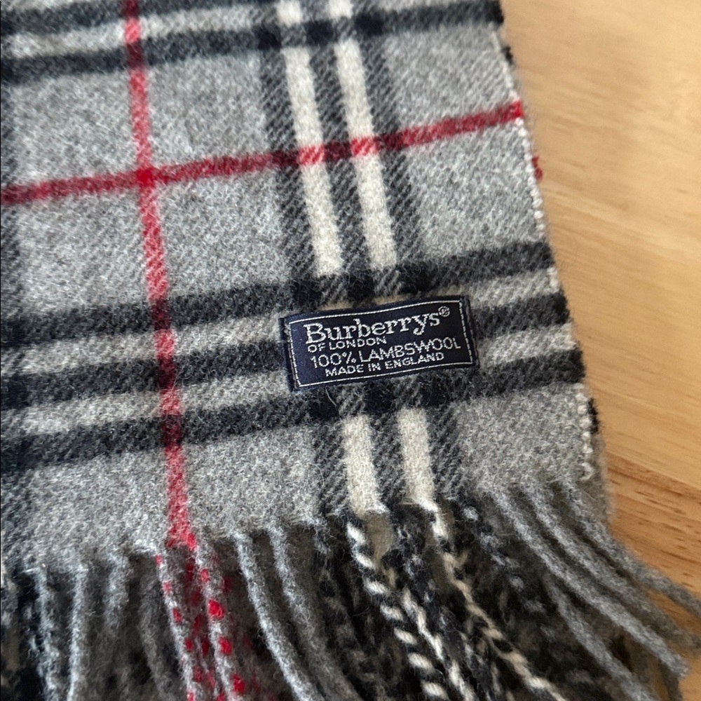 Burberrys of London Plaid Wool Scarf in Gray and Red 100% Lambswool - Picture 4 of 5